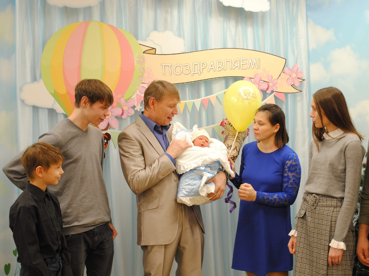 Митю встречали братья и одна сестра, две другие были в отъезде