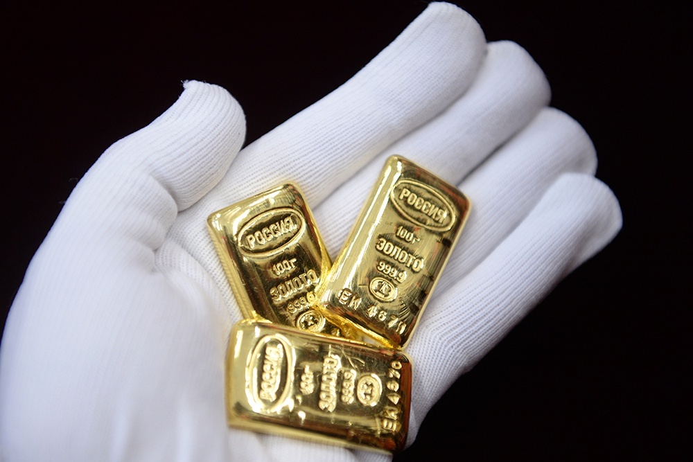    За состоянием золота нужно внимательно следить: поврежденные слитки очень резко теряют в цене. / РИА Новости