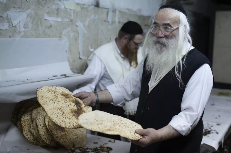 Песахальная маца, фото в интернетах