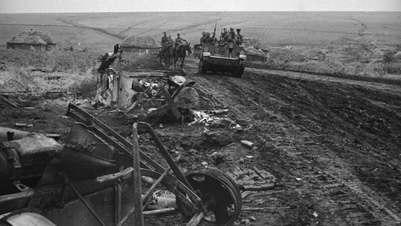    Брянский фронт. Бронетранспортер на дороге. 1942 год. Фото: МАММ / МФД / russiainphoto.ru