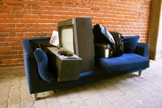    Какой мусор нельзя выбрасывать в общие контейнеры?