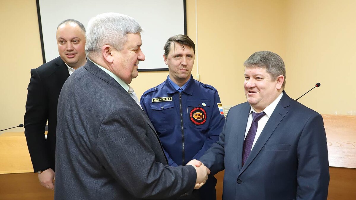 Борис ЦУКАНОВ, председатель районного Совета депутатов, поздравляет Эдуарда БОРОВСКОГО. Фото Александра ВАСИЛЬЕВА.