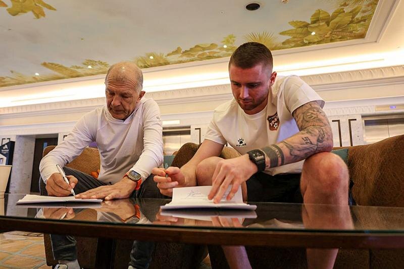    ФК "Урал". Подписание контракта в лобби отеля в ОАЭ