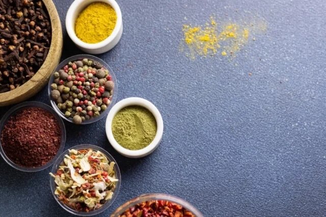    Чем уцхо-сунели отличается от хмели-сунели и для каких блюд они подходят?