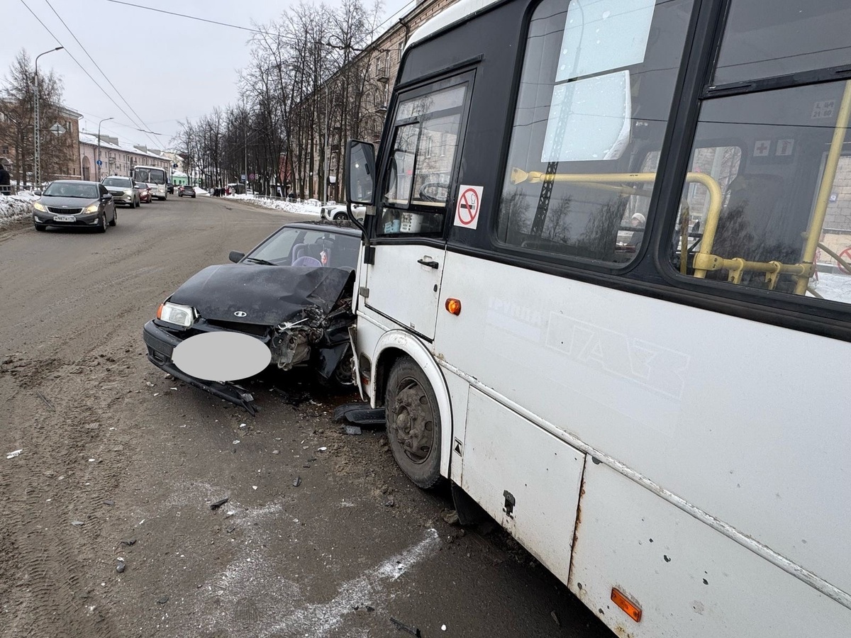    Пьяная женщина спровоцировала ДТП с автобусом в Петрозаводске. Фото: ГАИ Карелии