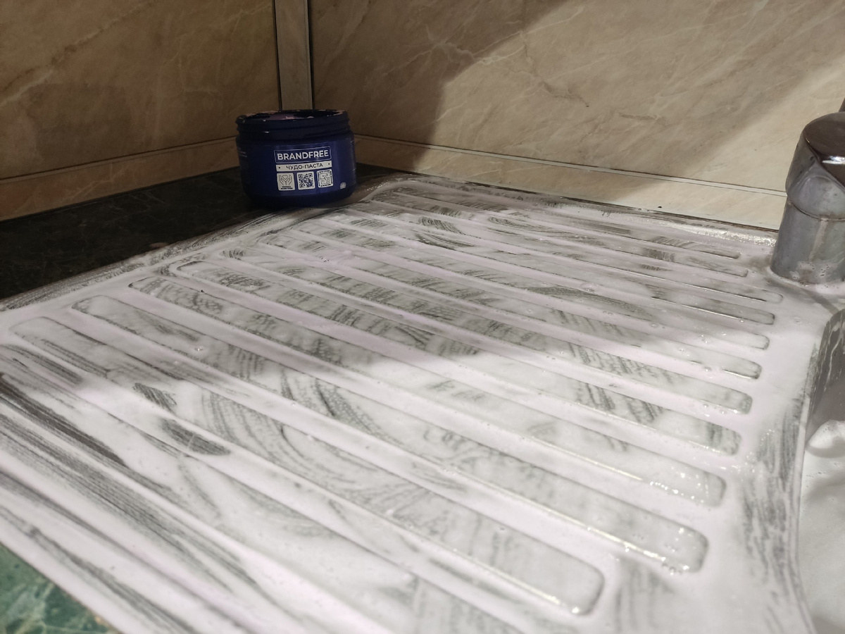 В процессе: наносим чудо-пасту