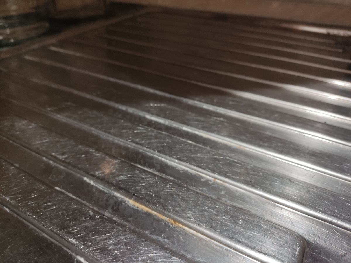 Было: известковый налёт на старой и поцарапанной мойке