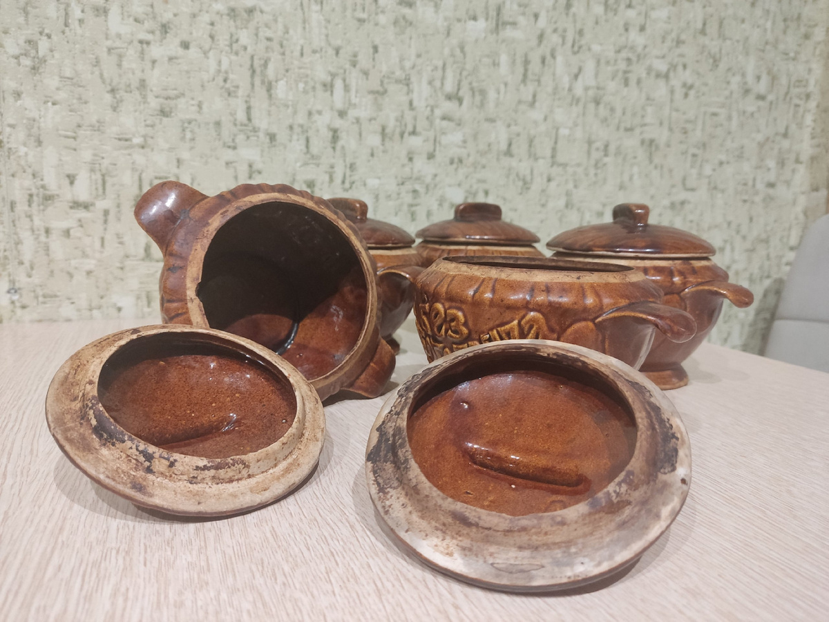 Было: видно, что в горшочках запекали много и часто