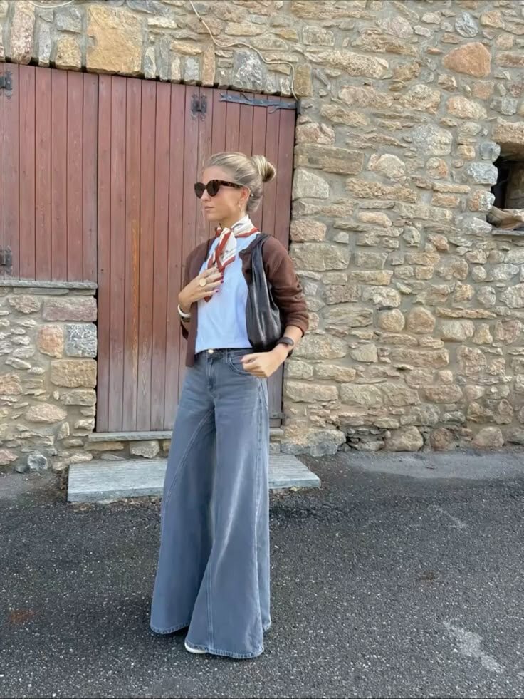 Джинсы клеш с майкой и короткой курткой. Листайте галерею