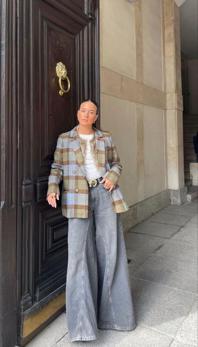 Джинсы клеш с блузой и клетчатым жакетом. Листайте галерею