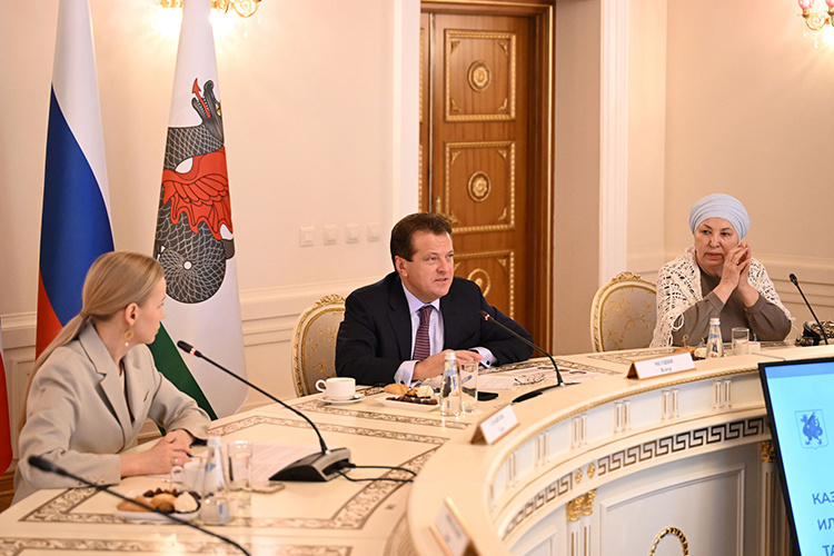    Ильсур Метшин: «Меня иногда критикуют за то, что не так часто посещаю татарские театры. А я скажу так: я даже детей своих не вижу, не то что в театры ходить…»