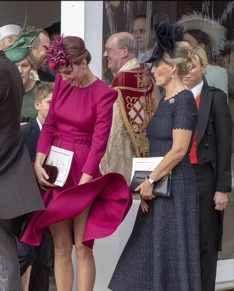 Когда порыв ветра поднимает платье Кэтрин на свадьбе принцессы Евгении и Джека Бруксбэнка в 2018 году, Софи оказывается рядом, чтобы помочь ей избежать неловкой ситуации