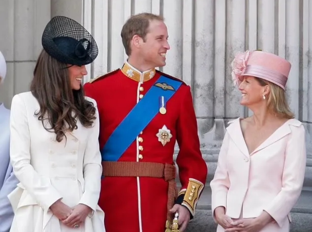 Софи, графиня Уэссекская, беседует с Кэтрин, герцогиней Кембриджской, во время церемонии Trooping the Colour в 2011 году. Это первое крупное появление Кэтрин после её свадьбы