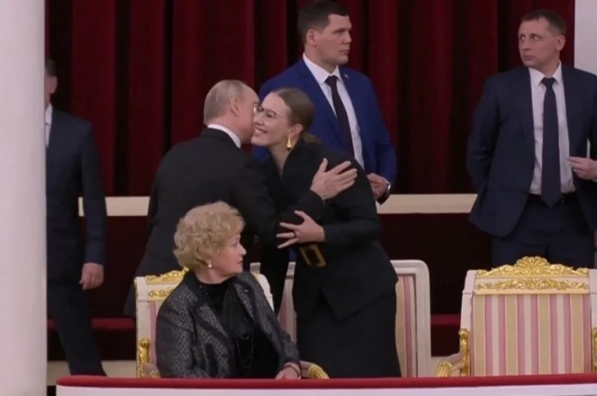    Президент Путин обнял Ксению Собчак на памятном концерте в честь её отца