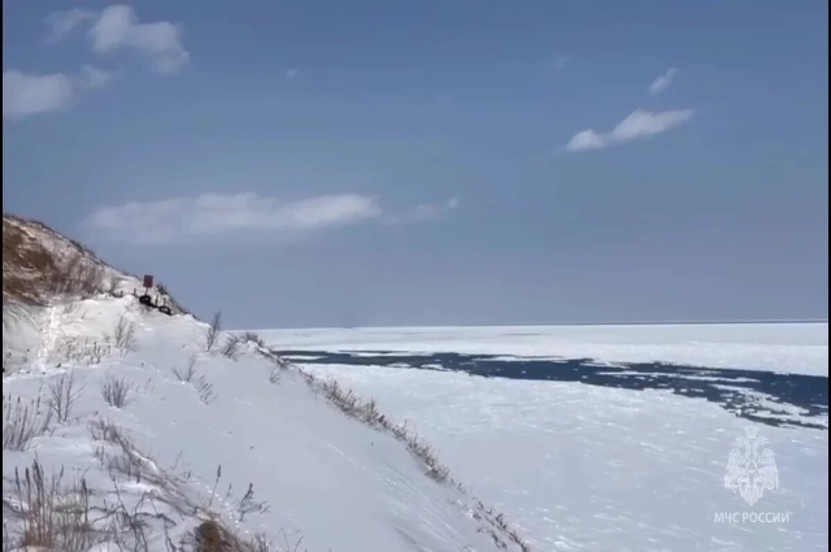    Трещина расколола лёд Амурского залива у Владивостока от Песчаного до Елены
