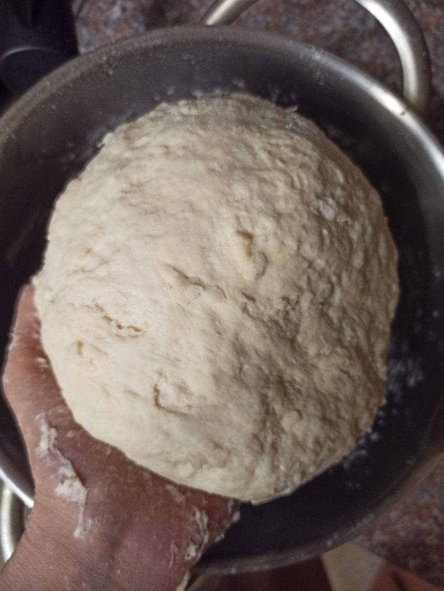 Готовое тесто однородное и не липнет к рукам