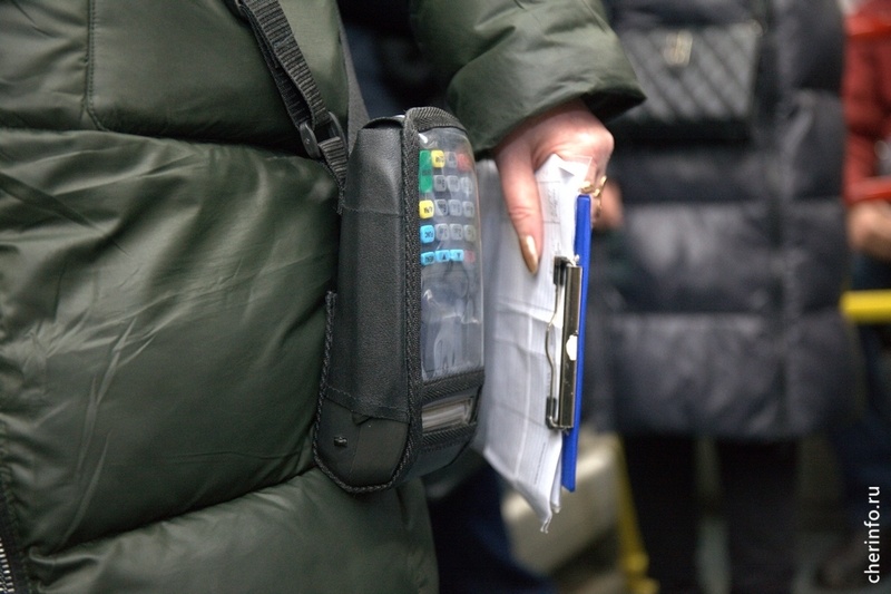    В городе запускают пилотный проект: в автобусах автоколонны № 1456 будет работать система, посчитывающая число вошедших пассажиров и оплативших проезд