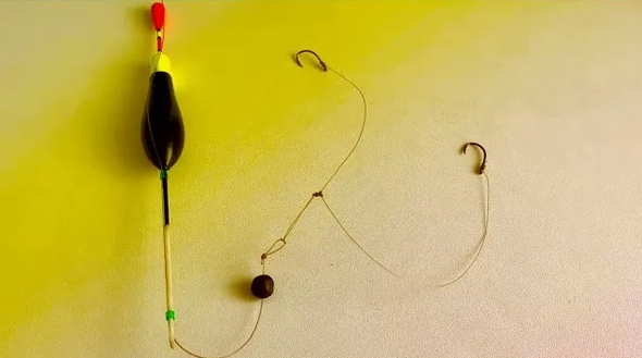 Поплавочная снасть с 2 крючками. Источник фото optikguru.ru