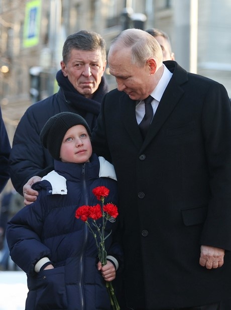 Сын владимира путина фото Путин обнял Собчак на прощанье, покидая концерт памяти ее отца в Петербурге Дело