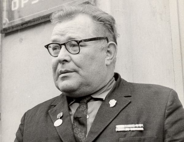    В 1939—1945 годах Евгений Драгунов служил в Красной армии. Он окончил школу младших командиров артиллерийской инструментальной разведки и проходил службу на должности старшего оружейного мастера Дальневосточного артиллерийского училища / Архив семьи Драгуновых
