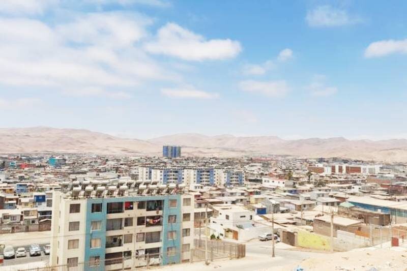 Панорамный вид на Альто Хоспичио, быстрорастущий муниципалитет, расположенный в засушливой пустыне Атакама. Кредит: доктор Вирджиния Картер Гамберини.