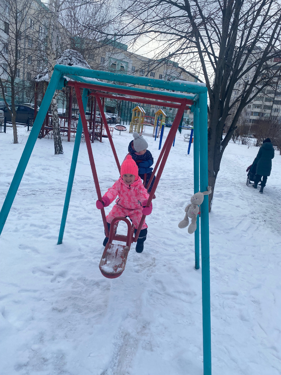 Фото автора. Неделю не выходили на улицу. Виной тому высокая температура сначала у первой , потом у второй! Обратите внимание на фото, заяц наш привязан к качелям, Пипа всегда рядом)) 