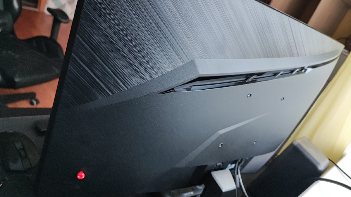 Производитель честно постарался облагородить внешний вид монитора и передать его игровой характер, но все же в целях экономии  пластик тут использован не самый лучший.