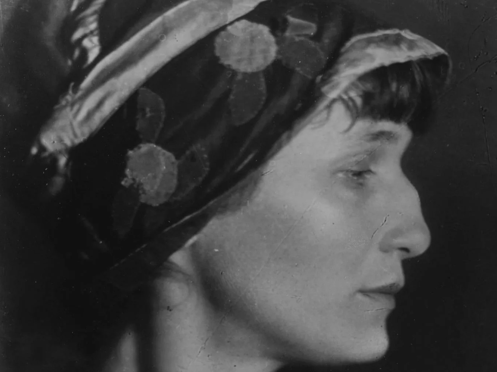 Музою поэта Ахматова не стала б никогда