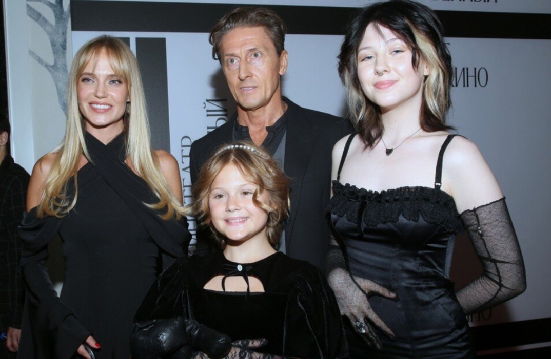 Лида Чистякова с мамой "Глюкозой" Натальей Ионовой, с папой бизнесменом Чистяковым Александром и сестрой Верой Чистяковой