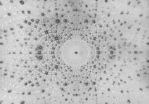 Дифракционная рентгенограмма берилла, похожая на узор обертонов вокруг основной ноты, раскрывает перед нами сложную симфонию кристаллической структуры. 
  https://otvet.mail.ru/question/184726291