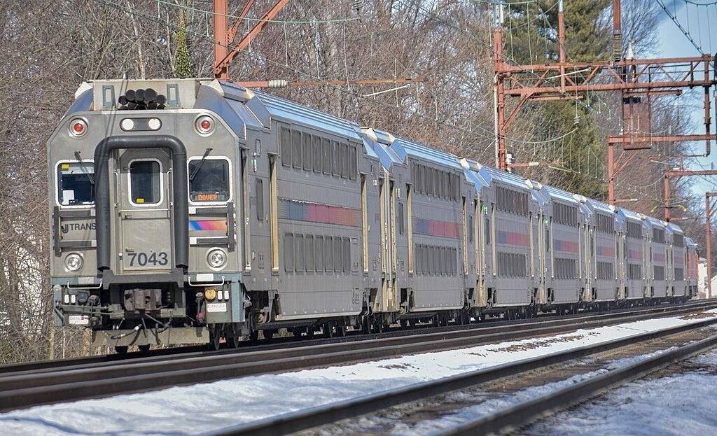 Картинка Яндекса. Двухуровневый поезд New Jersey Transit