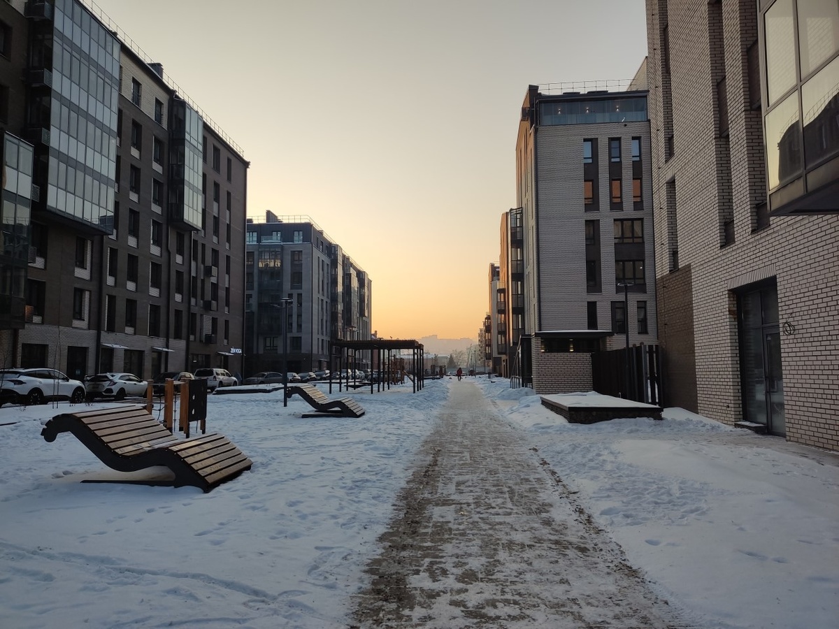     Между домами на Бограда уже есть благоустройство, выполненное застройщиком: дорожки, качели, перголы в едином стиле из экологичных материалов. Но растительности не хватает, и дизайнерское озеленение заказали отдельно