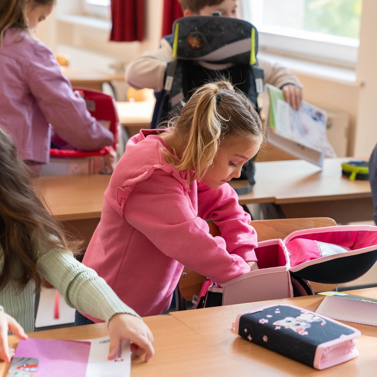 При проектировании наших ранцев Belmil мы уделяем особое внимание тому, чтобы ребенку было легко находить и доставать учебные материалы в классе.