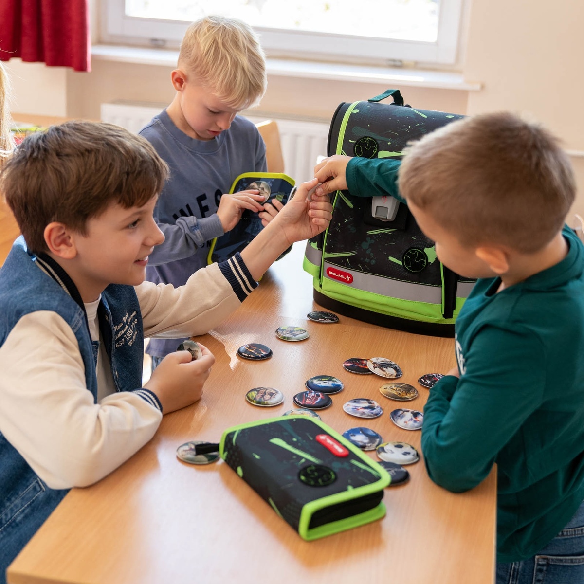 Чтобы детям было легче выразить свою индивидуальность  и интересы, мы сделали ранцы Belmil со сменным дизайном. Каждый ранец можно персонализировать с помощью бейджей