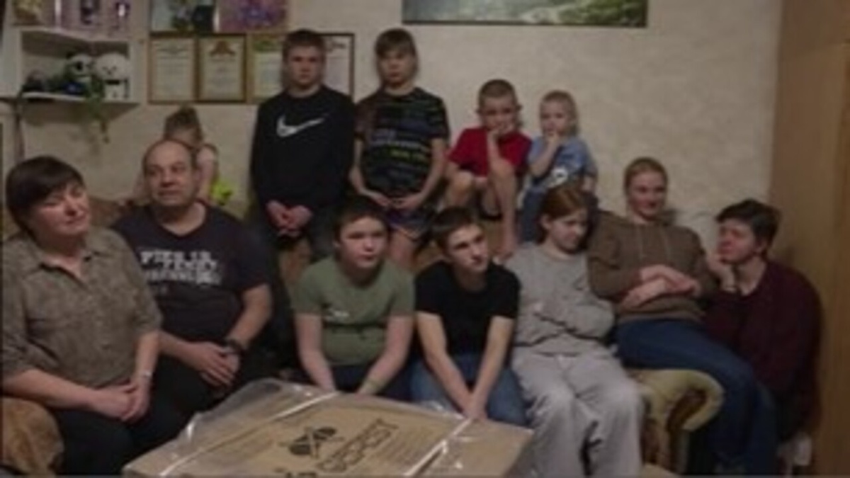    В Курске многодетной семье Фисенко вручили гуманитарную помощь