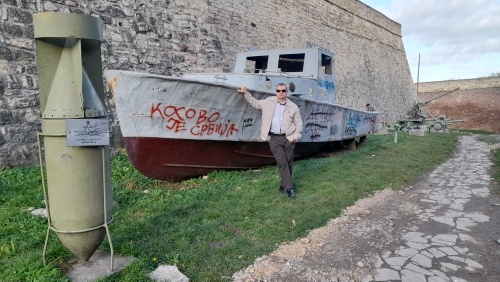 Лозунг на музейном экспонате в крепости Калемегдан. Белград. Фото автора