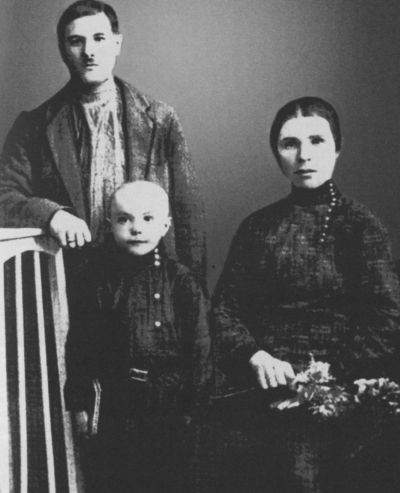 Витя с родителями — отцом Петром Павловичем и мамой Лидией Ильиничной. 1931 г. Фото из открытых источников.