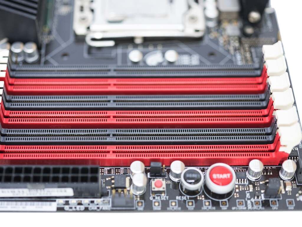 Источник фото: https://www.vecteezy.com/photo/2221823-memory-slots-on-a-motherboard