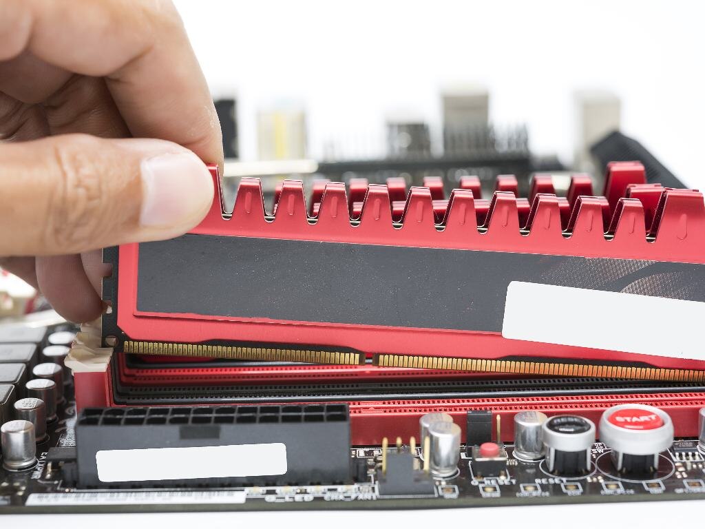 Источник фото: https://www.vecteezy.com/photo/2221817-close-up-of-hand-installing-a-high-performance-ddr3-ram-into-a-motherboard