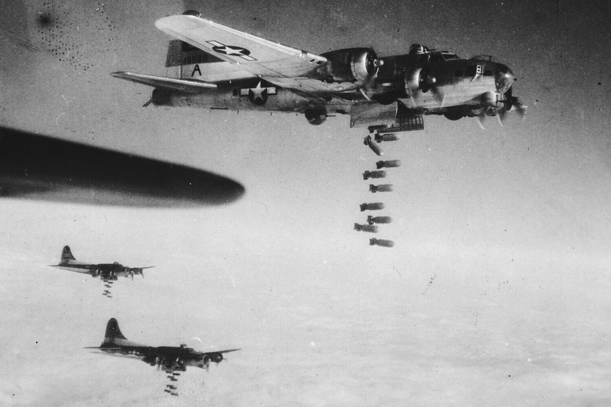 Бомбардировщики В-17 Flying Fortresses сбрасывают бомбы на немецкие линии связи в Хемнице, недалеко от Дрездена

