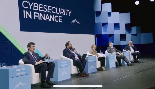 На фо­то (вто­рой сле­ва): гла­ва Мин­циф­ры Мак­сут Ша­даев