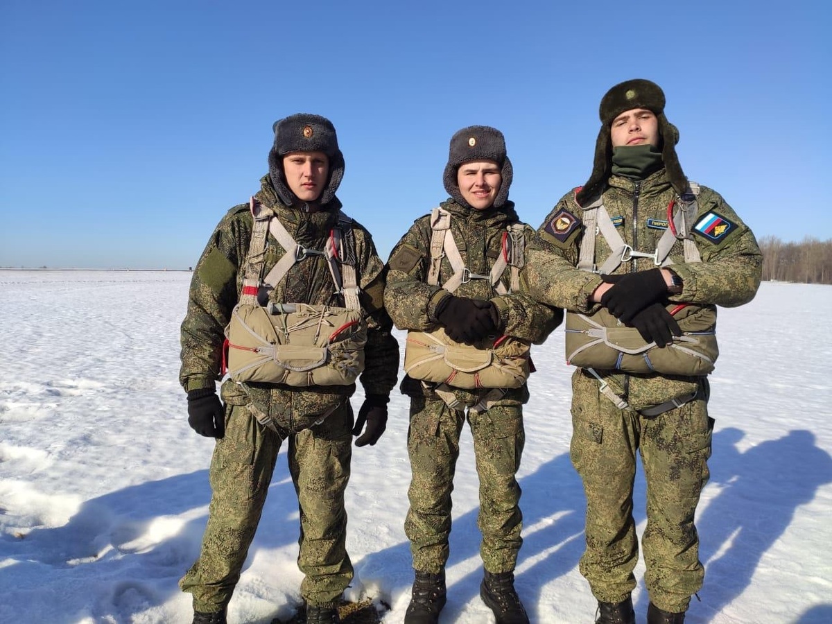 Павел (в центре) со своими сослуживцами