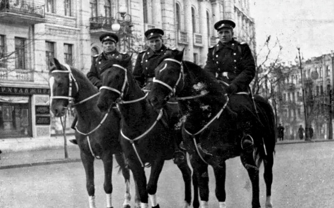 Для сотрудников конной милиции шашка долгое время была обязательным элементом экипировки. Фото из открытых источников.