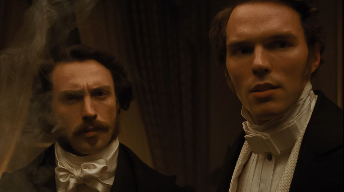 Актер Николас Холт (справа) в роли Томаса