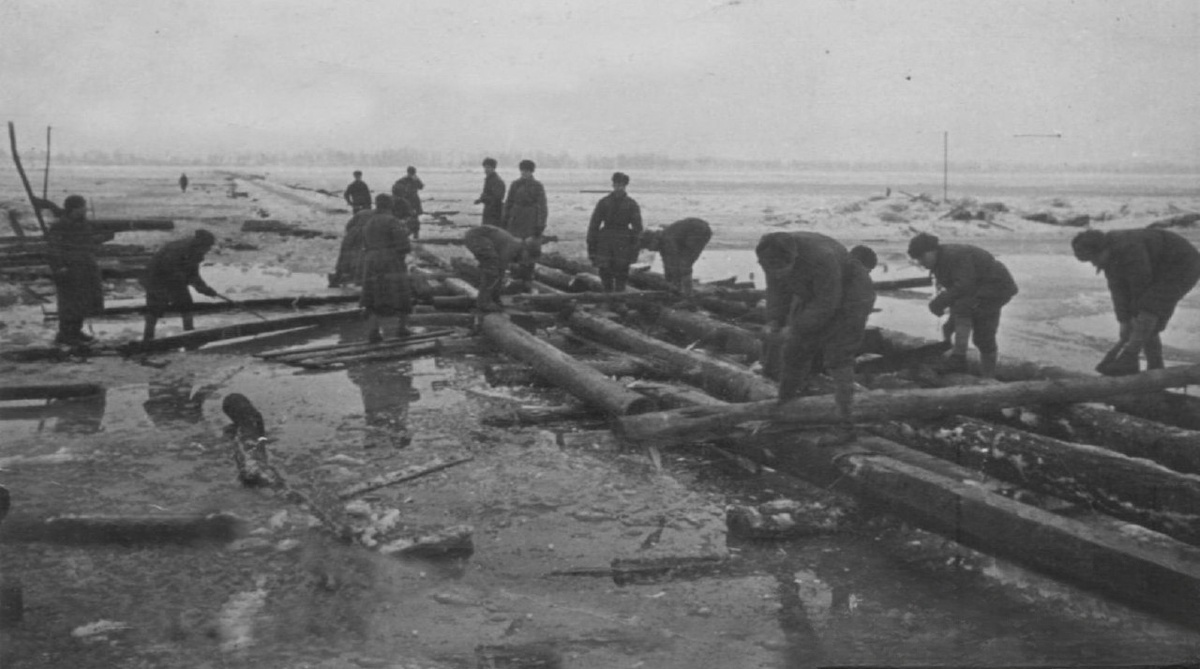 Переправу строили из бревен