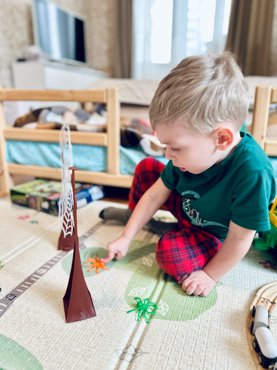 Один минус: если паучки долго не цепляются, у трёхлетки может случиться истерика ))