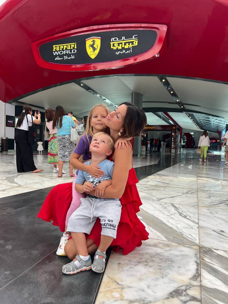 Нюша с детьми. Социальные сети