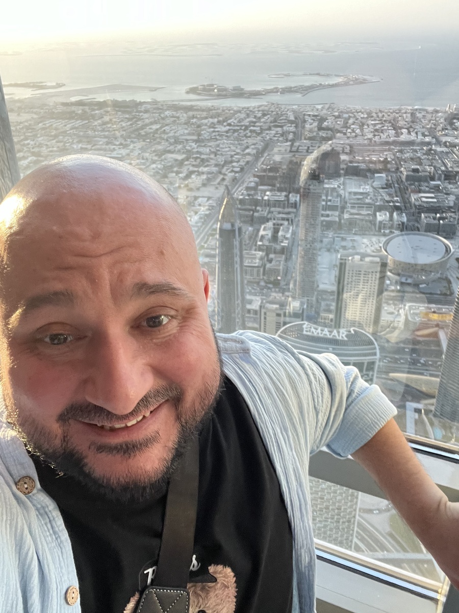 Ваш покорный слуга на смотровой площадке 125 этажа самого высокого здания в мире Burj Khalifa - высота здания 828 метров, смотровая площадка на высоте 452 метра.