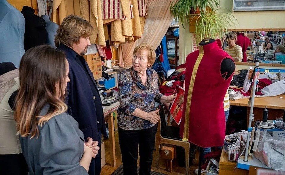    Надежда Тихомирова показывает художнику-постановщику будущий костюм. Фото: Марина Иванова