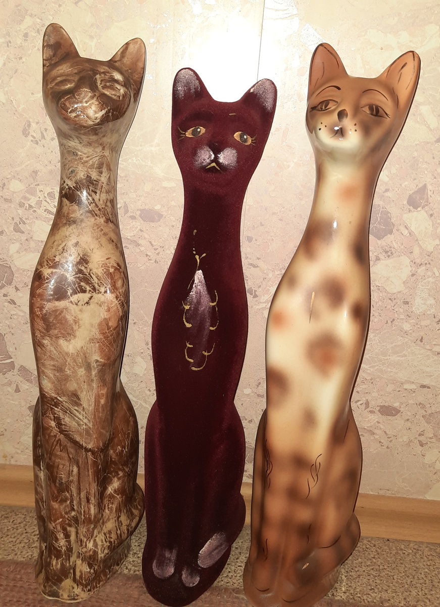 Например вот так. Три одинаковые кошки. Как это там..два кота, три хвоста, а посередине- кошечка))). 